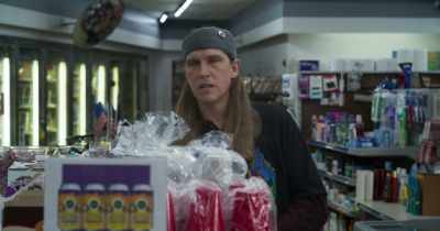 - Do I come in now, Randal?
- Not yet, Thomas. Back. - Clerks III