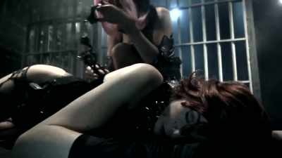 Dođite ovamo vas dve
i pomozite mi! - Dracula in a Women's Prison