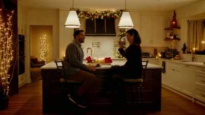 - Do you like him?
(scoffs) - Mom's Christmas Boyfriend