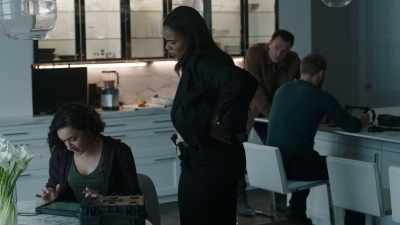 - Do you like it?
- I'll put it right over here. - FBI: Most Wanted