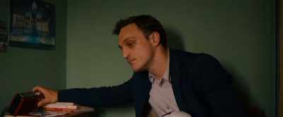 -Do you listen to the radio?
-lt’s broken. - Transit