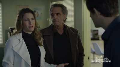 - Do you mind if I call her back real quick?
- Yeah, yeah, sure. Go ahead. - Mystery 101: Killer Timing
