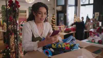 Do not panic. Okay. There we go. - Unwrapping Christmas: Mia's Prince