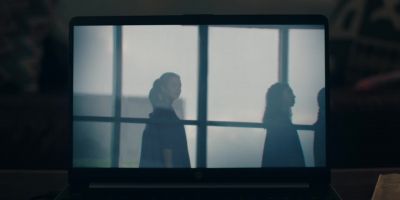 - Do you see it?
- Yeah. - The Handmaid's Tale