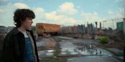 - Do you see that train? - Stranger Things