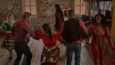 - ♪ do-si-do ♪
[all cheering] - Mistletoe in Montana