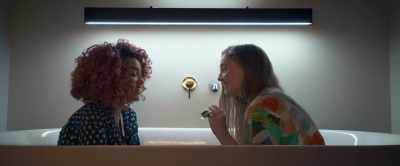 - Do you think it's expired?
- Oh my God. - Sissy
