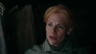 - Do you think there's something out there?
- I think you should go. - The Essex Serpent