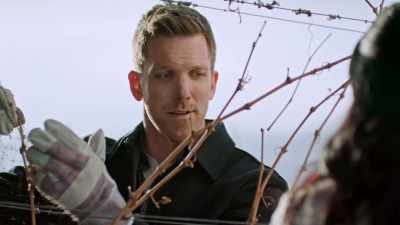 - Do you wanna step inside?
- What contracts? - A Vineyard Christmas