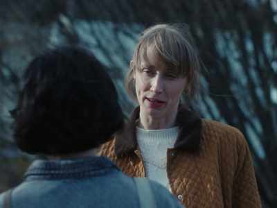 - Do you want to come to dinner
and we can toast to it? - Alright. - Un amor