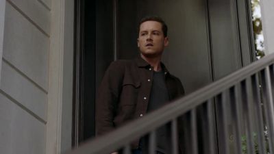 Do you want to cover the front?
I'm gonna go around back. - Chicago P.D.