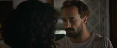 - Do you want to fuck someone else?
- No, I'm just trying things. - Creatura