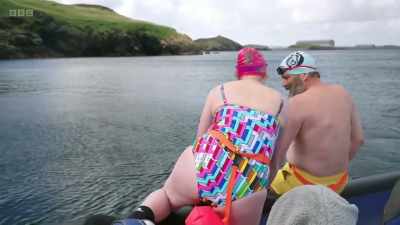 Do you want to go together?
Yeah, let's do it together. - Jules and Greg's Wild Swim