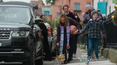-Do you want me to help?
-[chuckles] - A Royal Corgi Christmas