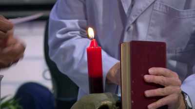 -Do you want me to hold it there?
-Now try holding it over the flame. - Bill Nye Saves the World