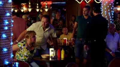 - Do you want your table back?
- No, it's fine. - Benidorm