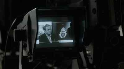 - Do you write what he wants?
- I'd be done as a reporter. - The Bridge