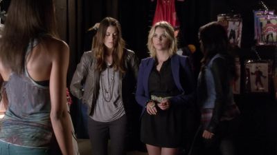 DO YOU HAVE A RESTROOM? - Pretty Little Liars