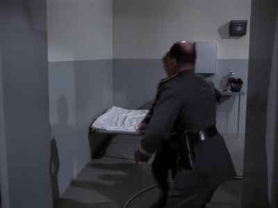 Doctor, in the elevator.
All in the elevator. - Mission: Impossible