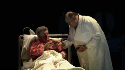 - Does that sort of count?
- Mind if I check your stitches? - National Theatre Live: Nye