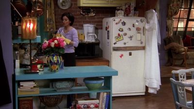 Does she use the cups? - Friends