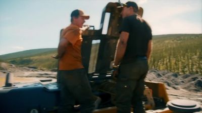 - Doesn't look like
it's leaking.
- No, sir! - Gold Rush