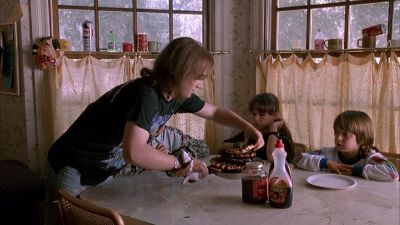 Doesn't look like Julia's - Don't Tell Mom the Babysitter's Dead