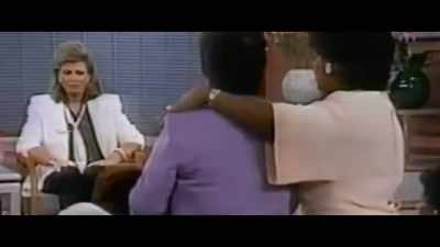 -Doesn't she?
-Oh, yes, and… - Lady Boss: The Jackie Collins Story