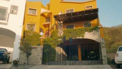 [dog barks] - Eva Longoria: Searching for Mexico
