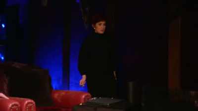 - [dog whines]
- [Sharon] Oh! - The Osbournes Want to Believe