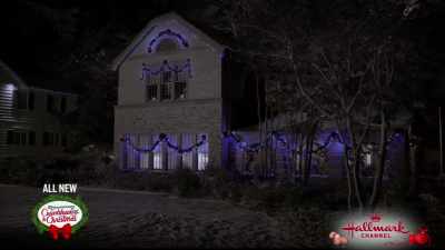 (dogs barking)
(girls laughing) - Christmas at Graceland: Home for the Holidays