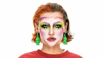 [Dominic] We got smooth blending.
We got stippling. It's quite advanced. - Glow Up: Britain's Next Make-Up Star