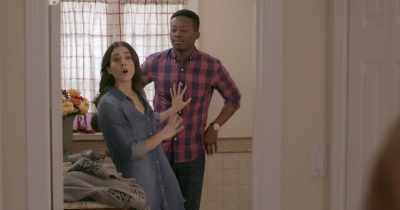- Don't answer that.
- We're not dating. - Lez Bomb