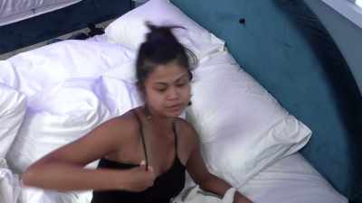 ♪ DON'T BE AFRAID TO CATCH ME
>> Announcer: YES, WELCOME - Love Island