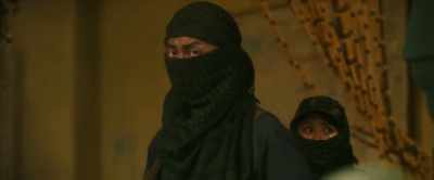 Don't be scared, Aisha. Stay with me. - Operation Red Sea