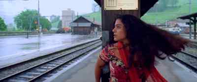 Don't come close to me! Stay away!
- I'm sorry! - Dilwale Dulhania Le Jayenge