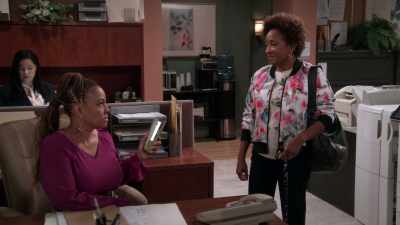 - Don't you come to my job and start shit.
- Put the stapler down. - The Upshaws