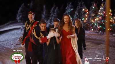 -Don't you dare look!
-No peeking, no peeking. - A Christmas Carousel