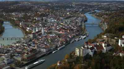 Don't forget to book
your KissCon excursions - Love on the Danube: Kissing Stars