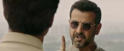 Don't forget that I'm guarding
my brother. - Kaabil