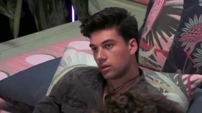 >> DON'T GET SO WRAPPED UP
SOMETHING BECAUSE THIS FTHAT ONE - Love Island