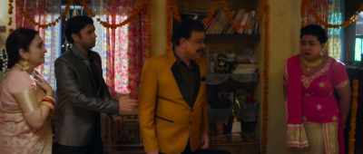 Don't hit her,
she's your married daughter. - Shaadi Mein Zaroor Aana