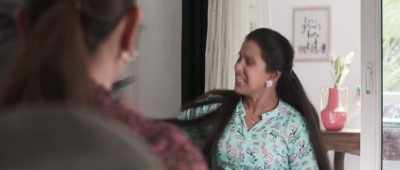 -Don't hit me!
-Where are you going? Don't enrage me! - Hey! Sinamika