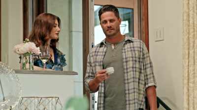 - Don't interrupt me.
I'm giving you a compliment.
- Okay, I'm sorry. Continue. - Two Chefs and a Wedding Cake
