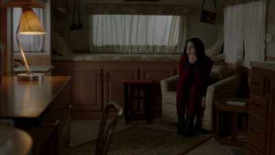 ♪ Don't know who's behind me ♪ - Pretty Little Liars: The Perfectionists