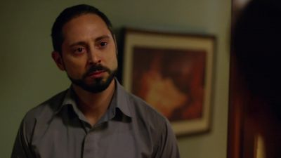 Don't leave. - Narcos