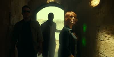 Don't look at anyone. - Jurassic World: Dominion