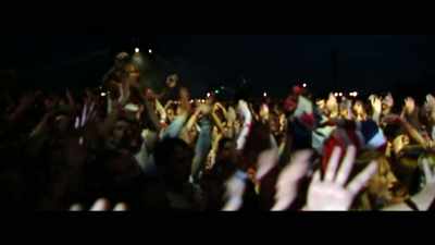 [DON'T LOOK BACK
IN ANGERPLAYING] - Oasis: Knebworth 1996