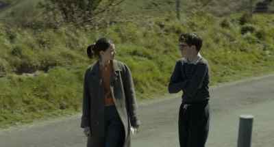 - Don't look!
- I'm not! - Old Boys