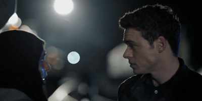 Don't look over there. Look down at
the ground. Down at the ground. - Bodyguard